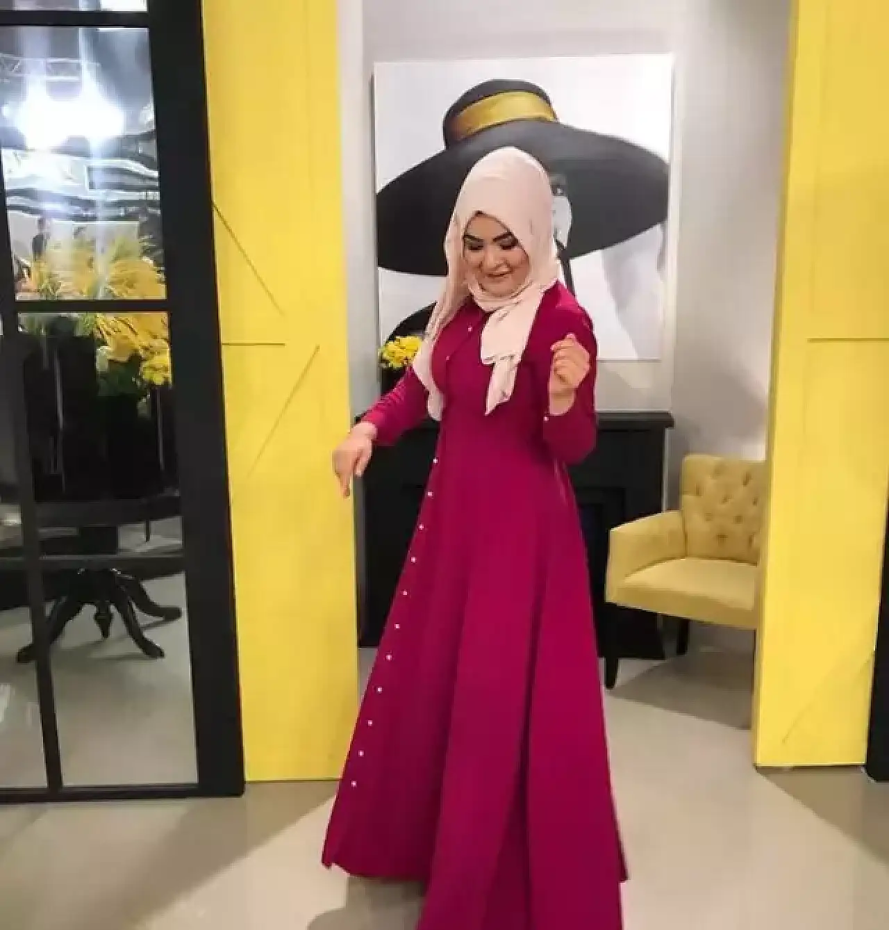 Herkes onu ekranlardaki o haliyle tanımıştı: Eski gelin adayından olay yaratan 'Dekolte' çıkışı!