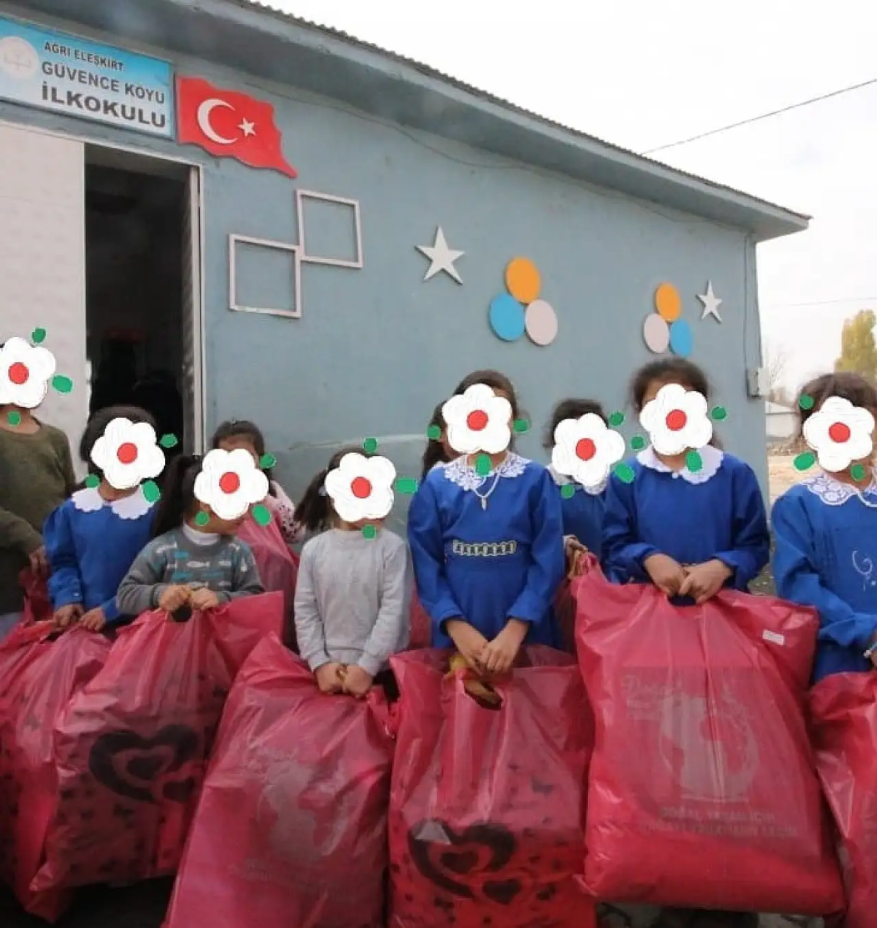 Ağrı'da köy okuluna taşınan 'Bir Mont Bir Bot Bir Bilgi' projesi minikleri sevindirdi