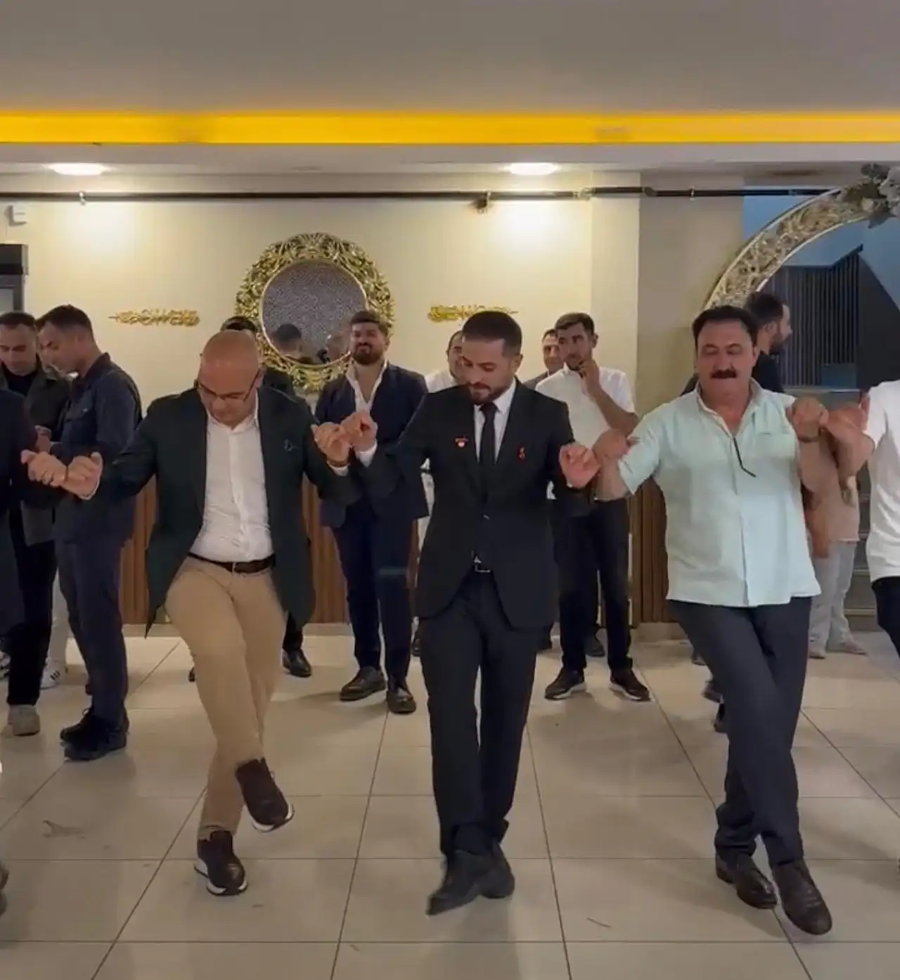 Vali Koç, genç çifte mutluluklar diledi, düğünde halay çekti