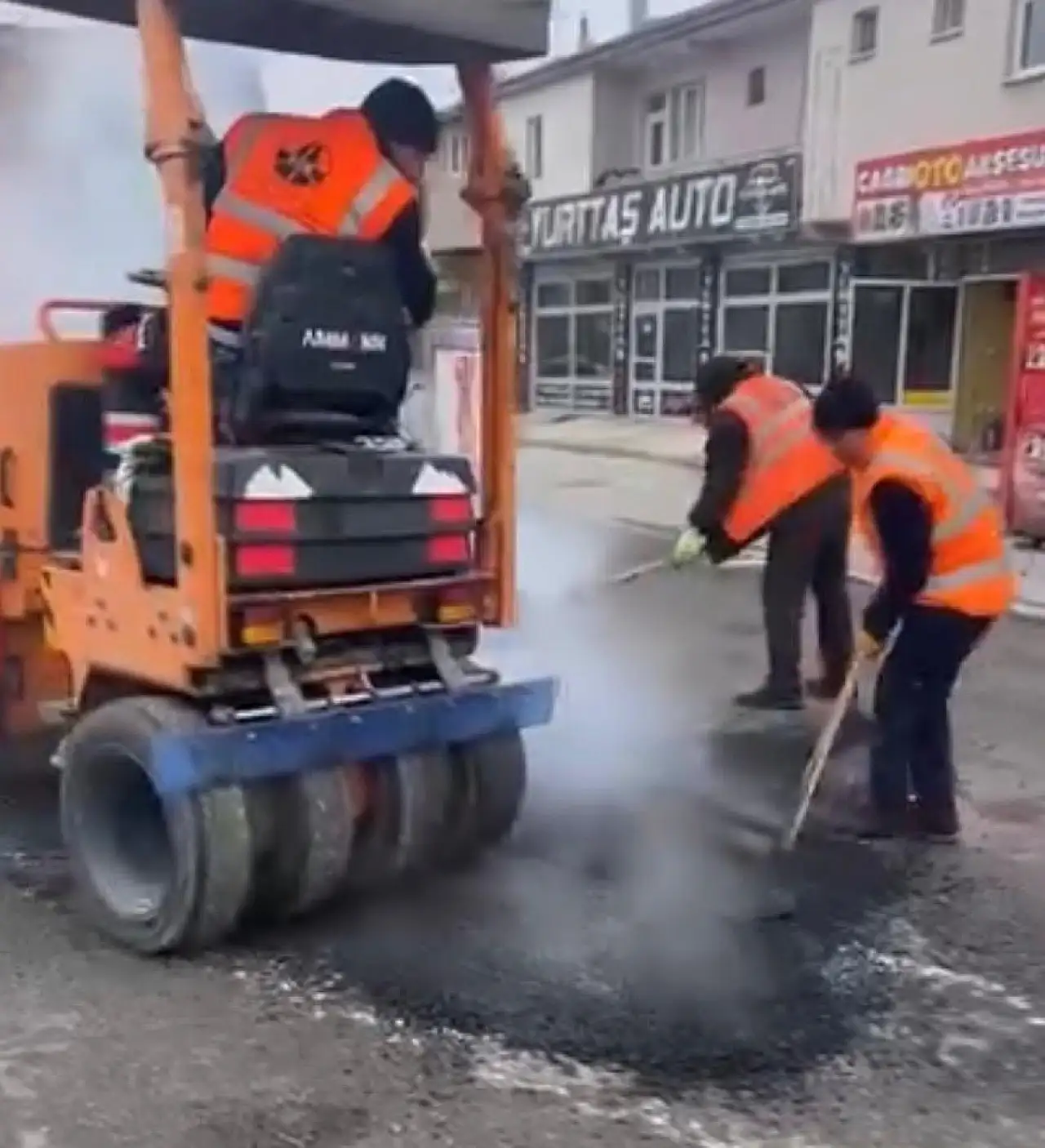 Ağrı'da Karayolları ekipleri sorumluluk alanındaki yolları yeniliyor