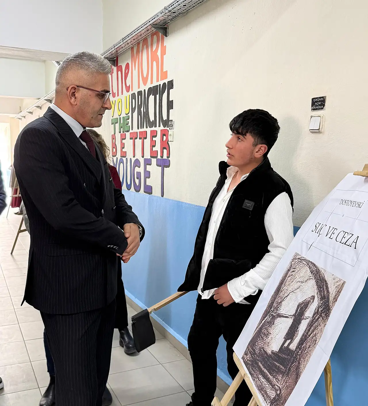 Doğubayazıt'ta öğrenciler roman kahramanlarıyla sahneye çıktı