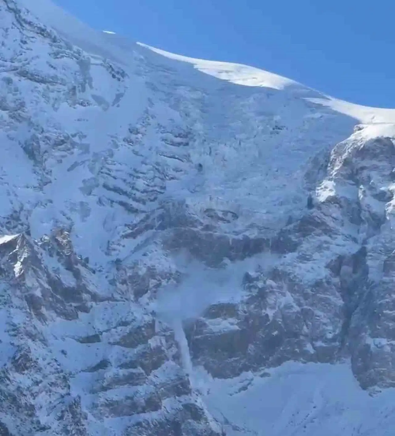 Ağrı Dağı'nın kuzey yamacına çığ düştü