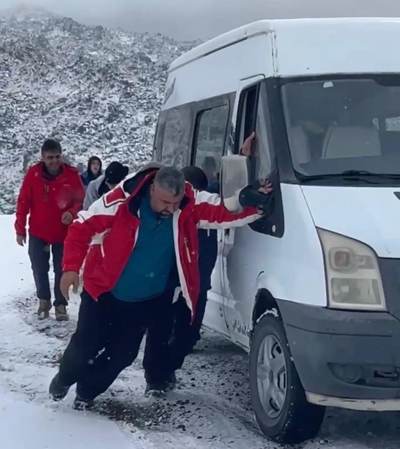 Doğubayazıt'ta kar sürprizi: Doğa severler servis aracını iterek kurtardı