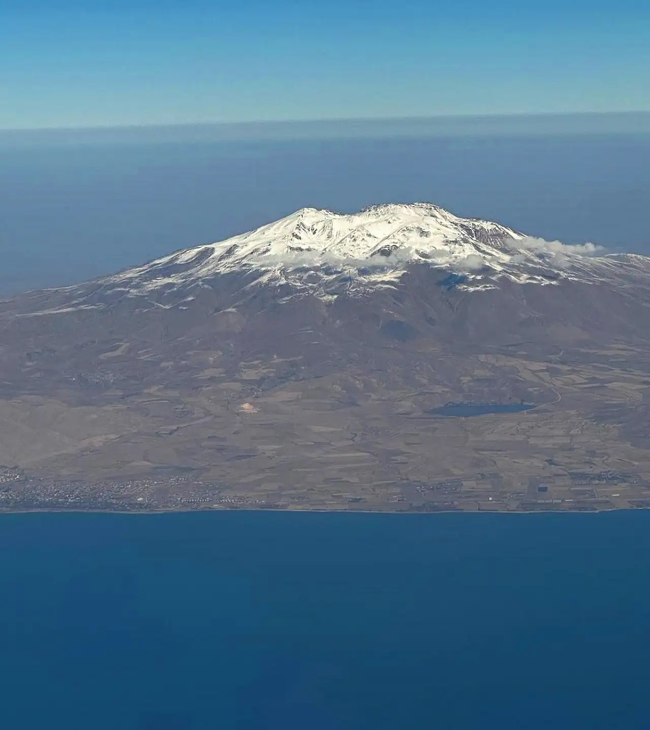 Nemrut Krater Gölü havadan görüntülendi, doğanın büyüleyici güzellikleri tekrar gözler önüne serildi