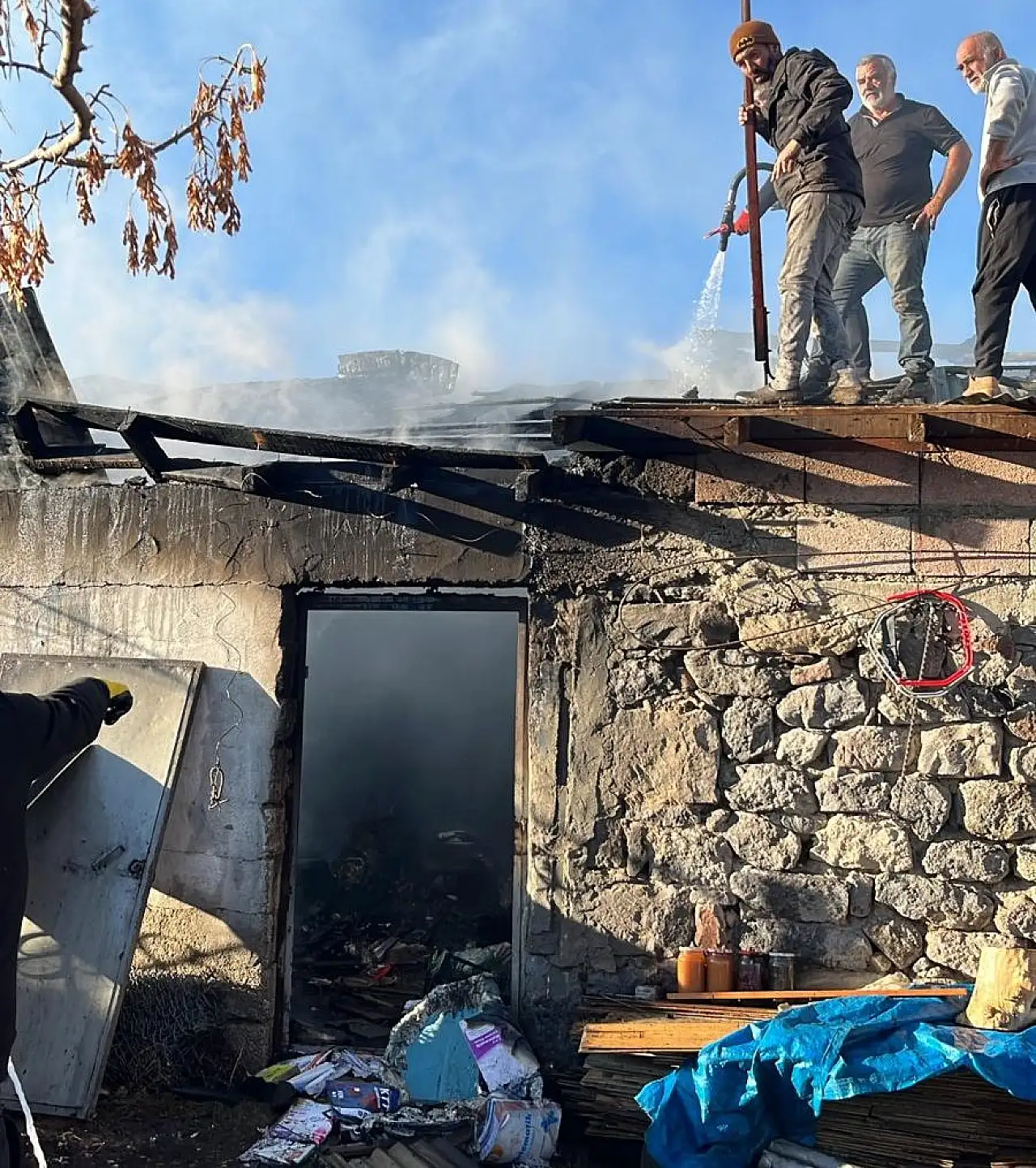 Ağrı'da köyde yangın paniği: Ev ve ahır alevlere teslim oldu