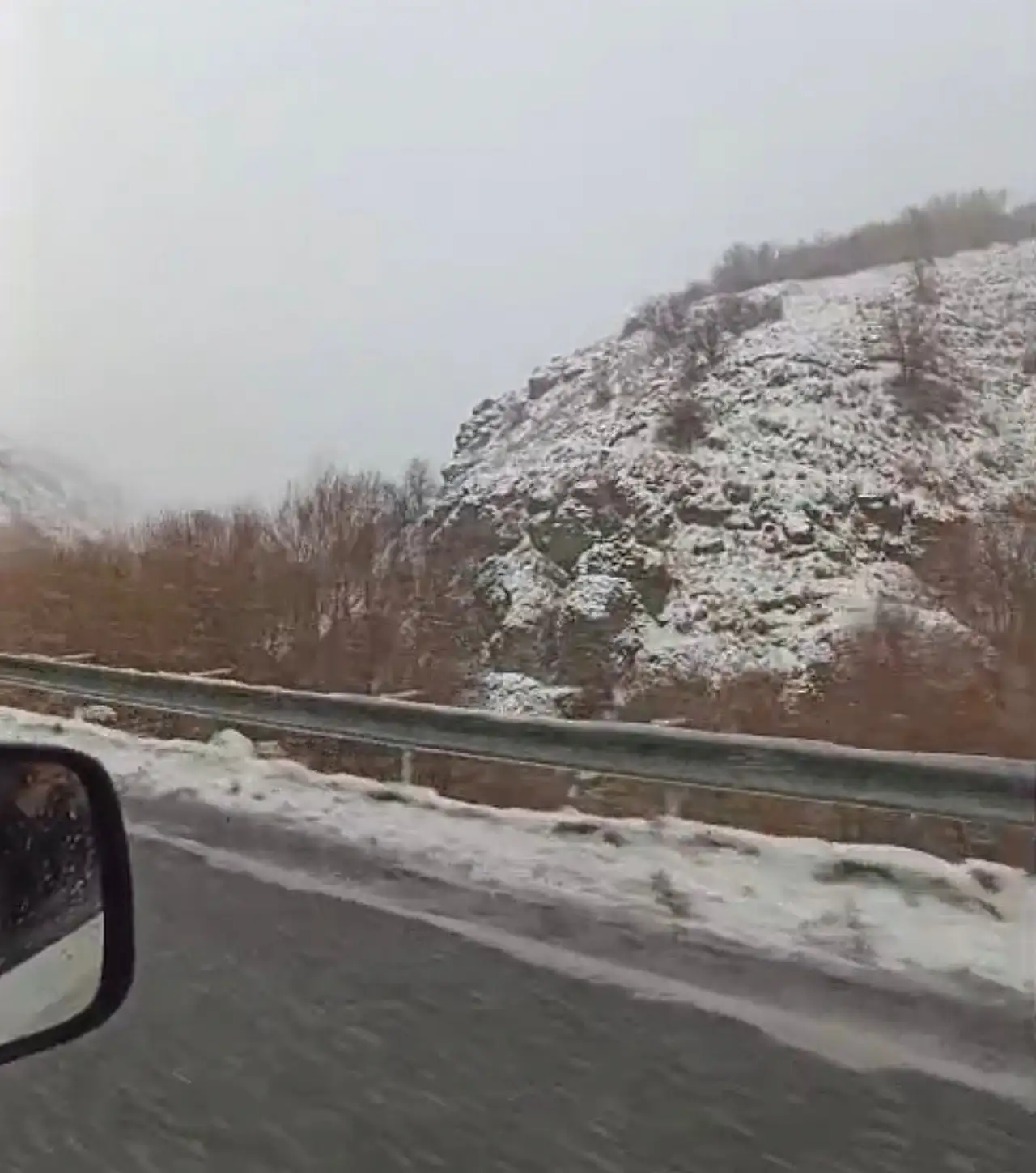 Eleşkirt–Ağrı yolunda sis ve karla karışık yağmur etkili oldu