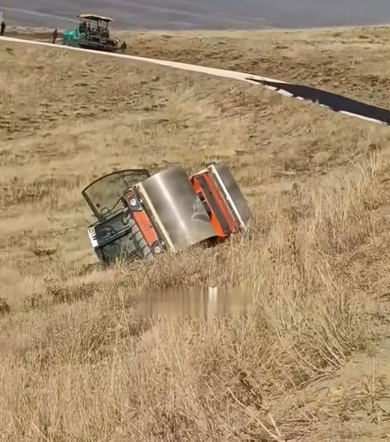 Ağrı'da yol çalışması sırasında asfalt silindiri devrildi! 1 kişi yaralandı