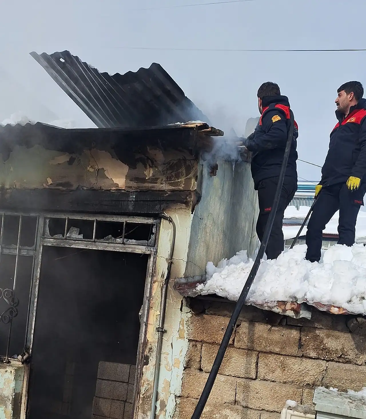 Ağrı'da kömürlükte çıkan yangın itfaiyeyi harekete geçirdi