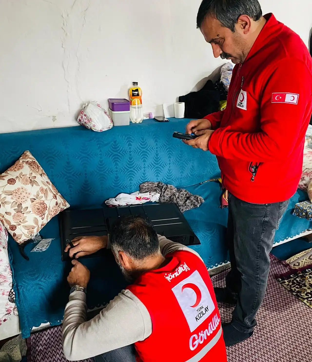 Taşlıçay Kızılay gönüllüleri bağış televizyonunu Sofi Amca'ya ulaştırdı