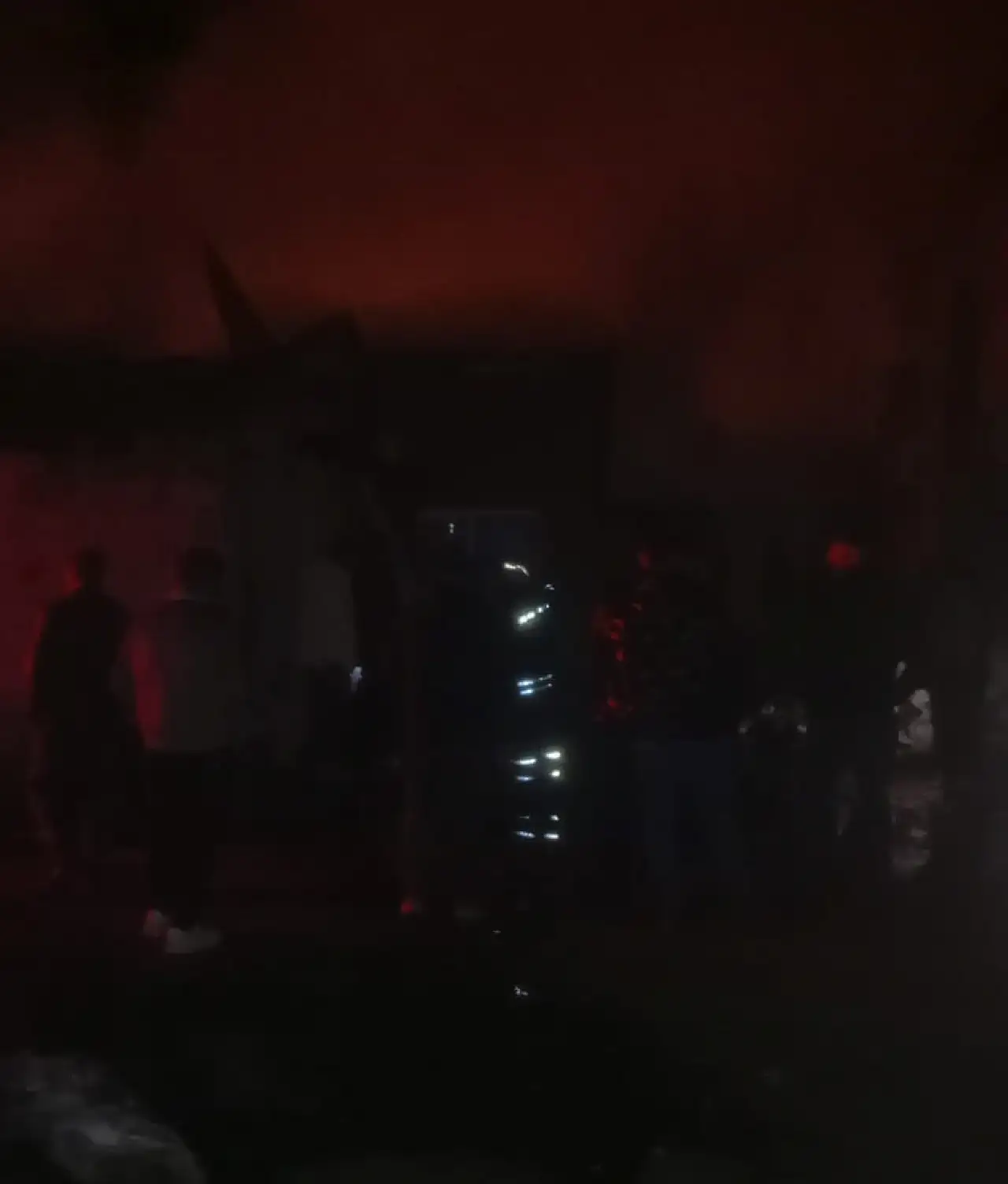 Ağrı'da dumanlar geceyi sardı, yangın endişe yarattı