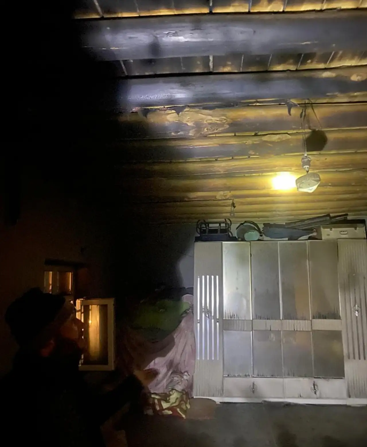 Van'ın o ilçesinde iki ev alevlere teslim oldu