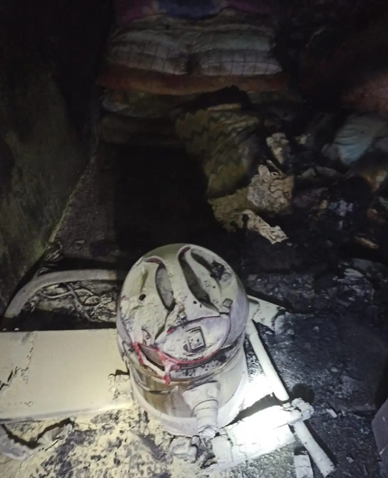 Van'ın o ilçesinde iki ev alevlere teslim oldu