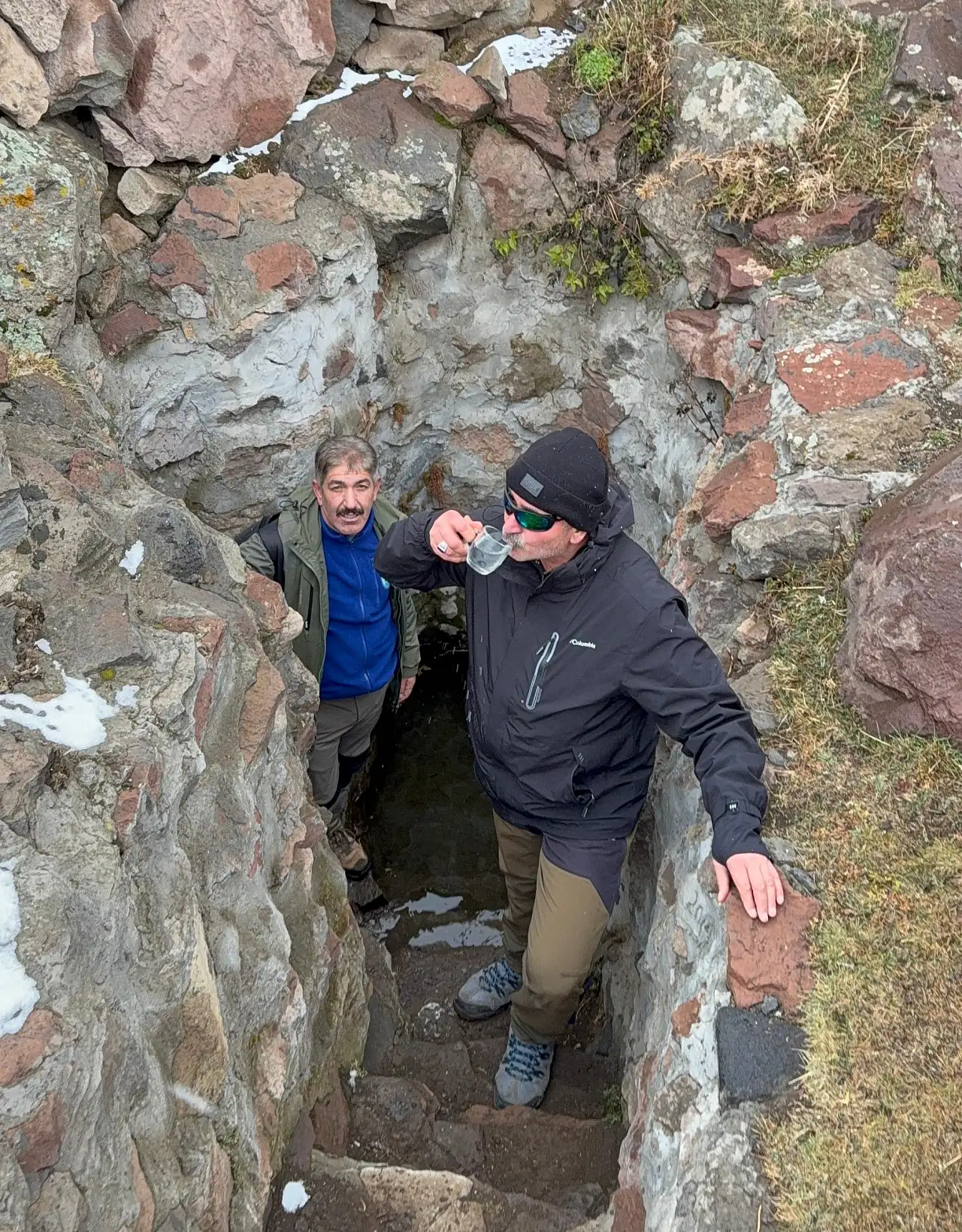 Doğubayazıt'ta taş duvarlı sarnıç şaşırttı: Dağcılar suyun tadına baktı