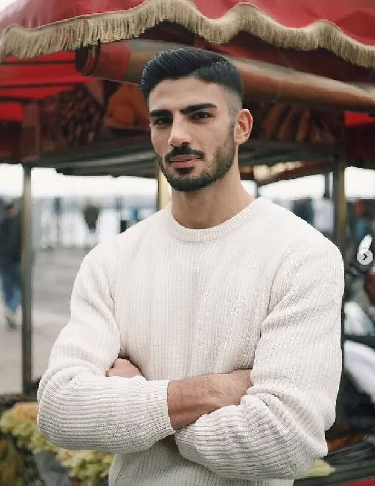 Turistler Onunla Fotoğraf Çekmek İçin Sıraya Giriyor: Ağrılı Kestaneci Alper Temel İstanbul'da Gündem Oldu!