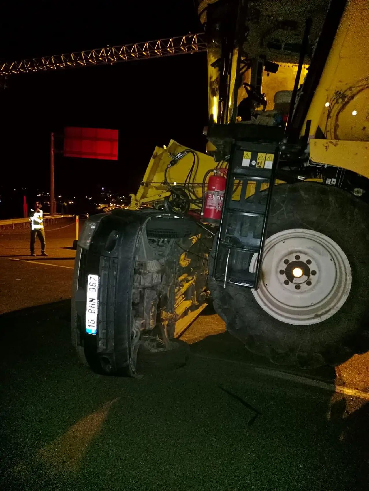 Ağrı'da biçerdöverle çarpışan kamyonet hurdaya döndü