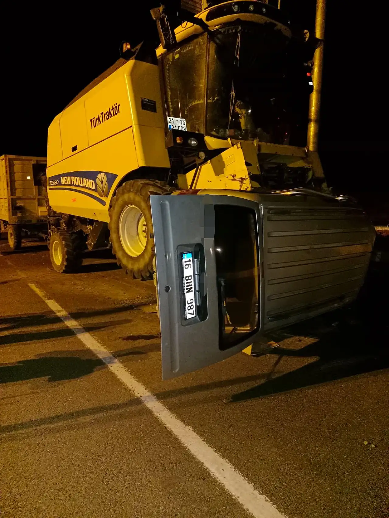 Ağrı'da biçerdöverle çarpışan kamyonet hurdaya döndü