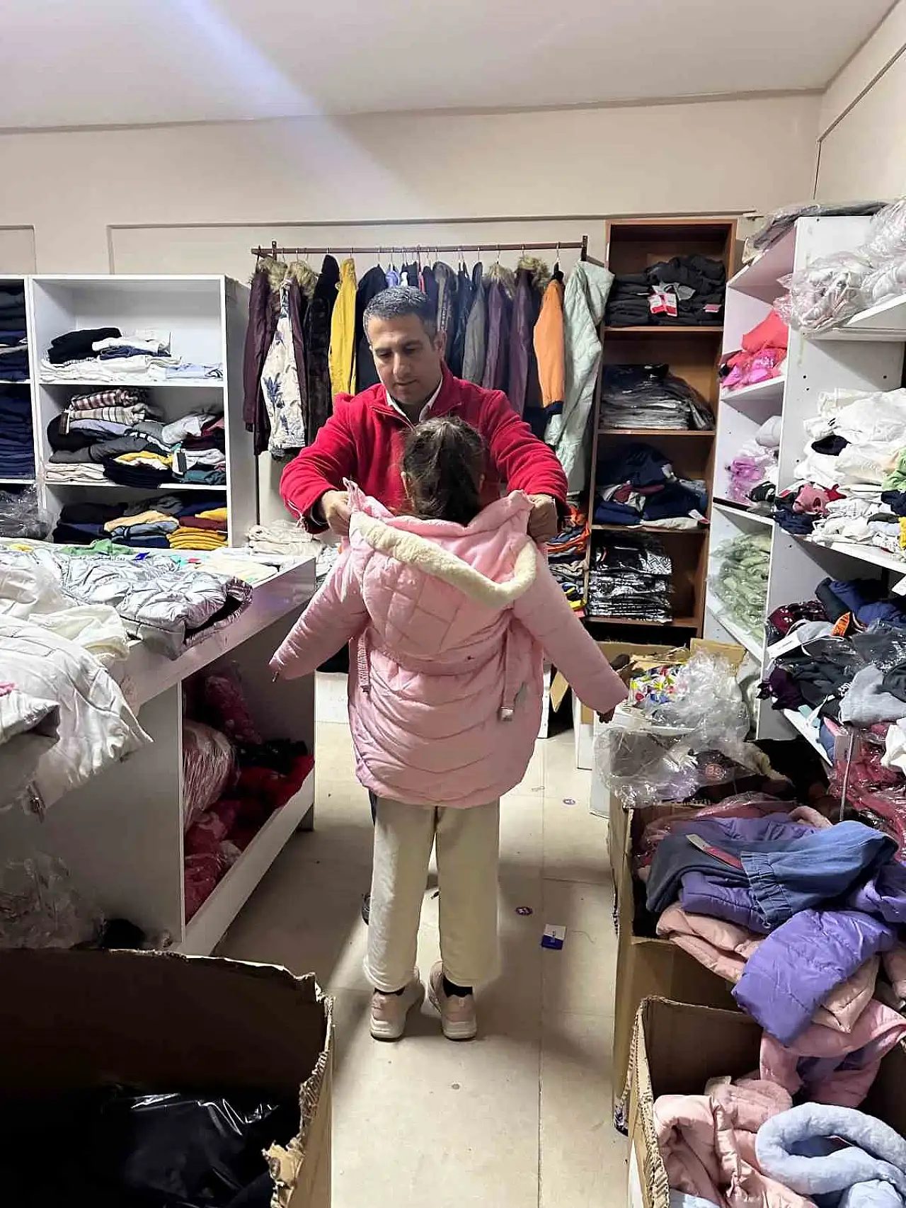 Muradiye'de Kızılay, ihtiyaç sahiplerine kışlık giyim desteği sağlamaya başladı