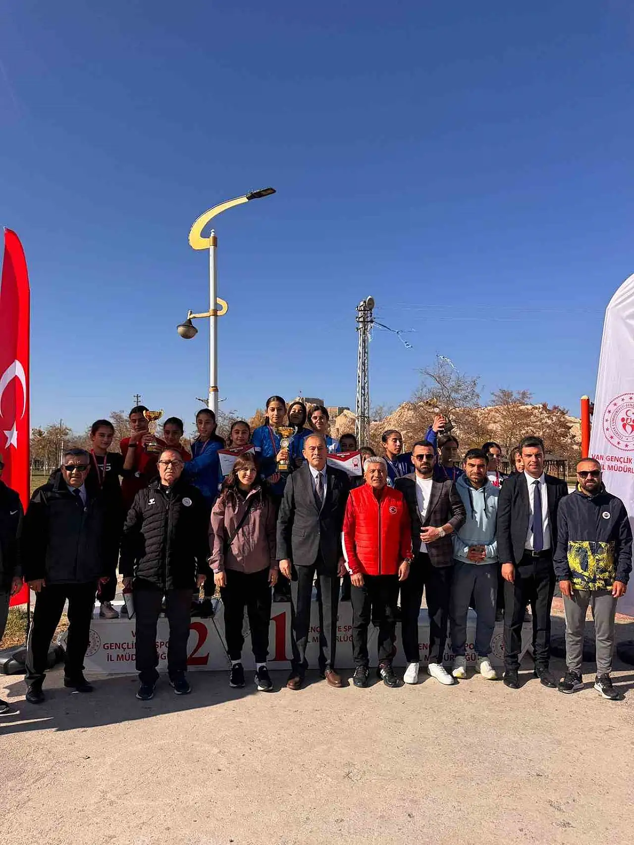 Cumhuriyet Ortaokulu, Van Atletizm Yarışması'nda başarıyla öne çıktı