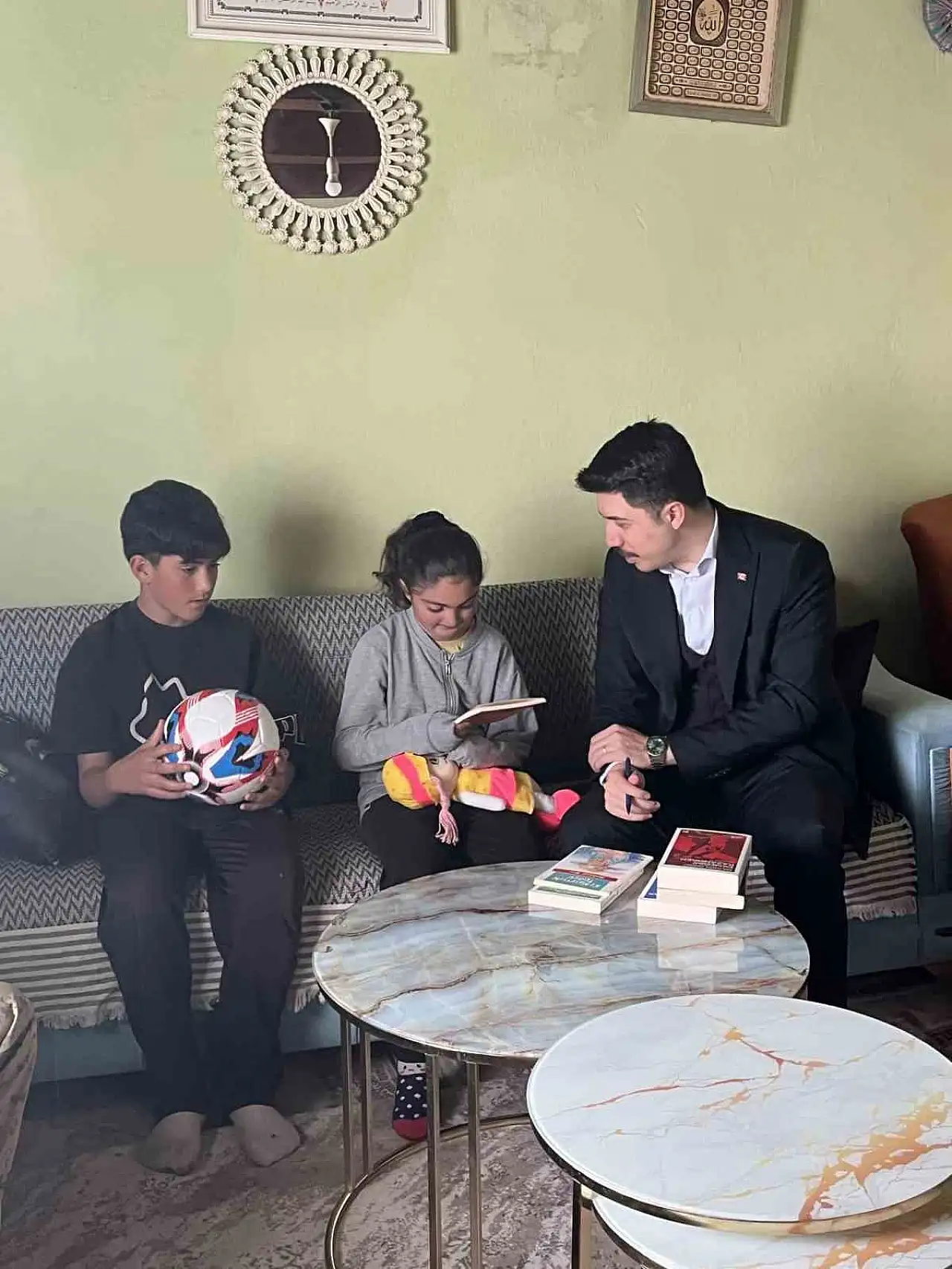 Kaymakam Kahraman, köyleri ziyaret ederek vatandaşların taleplerini dinliyor