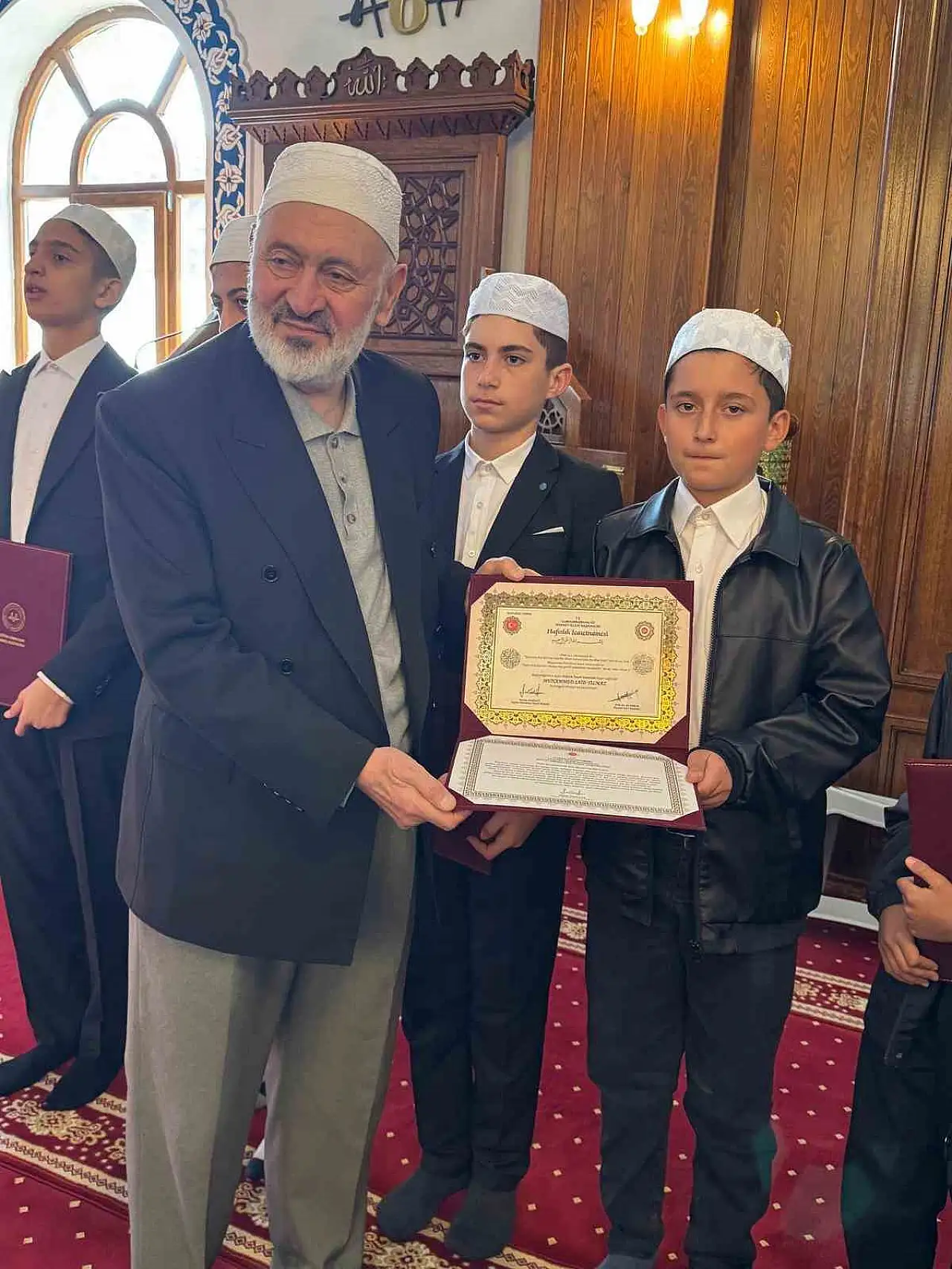 İpekyolu'nda 8 öğrenci hafızlık belgesini törenle aldı, başarıları cami cemaatini gururlandırdı