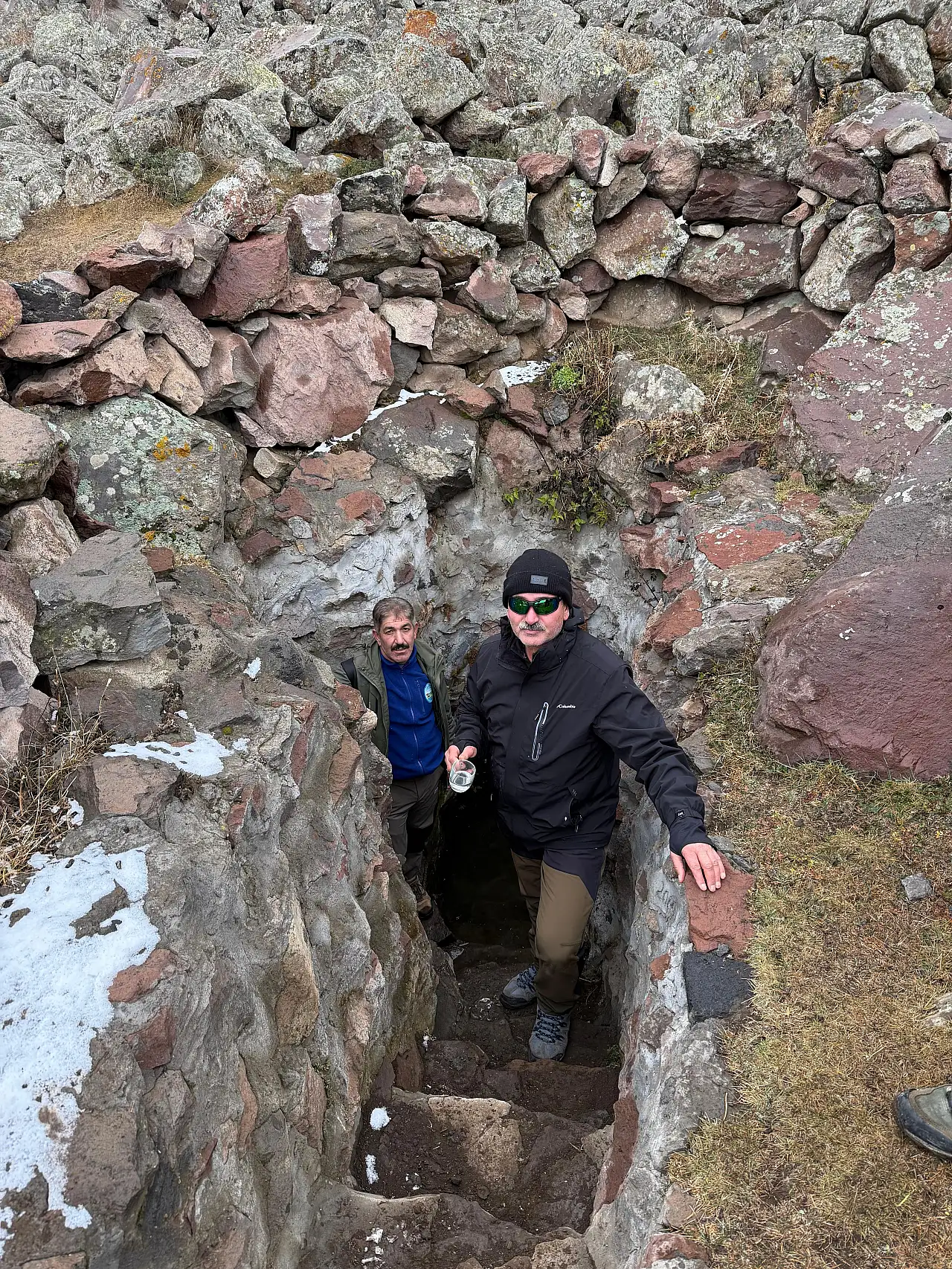 Doğubayazıt'ta taş duvarlı sarnıç şaşırttı: Dağcılar suyun tadına baktı