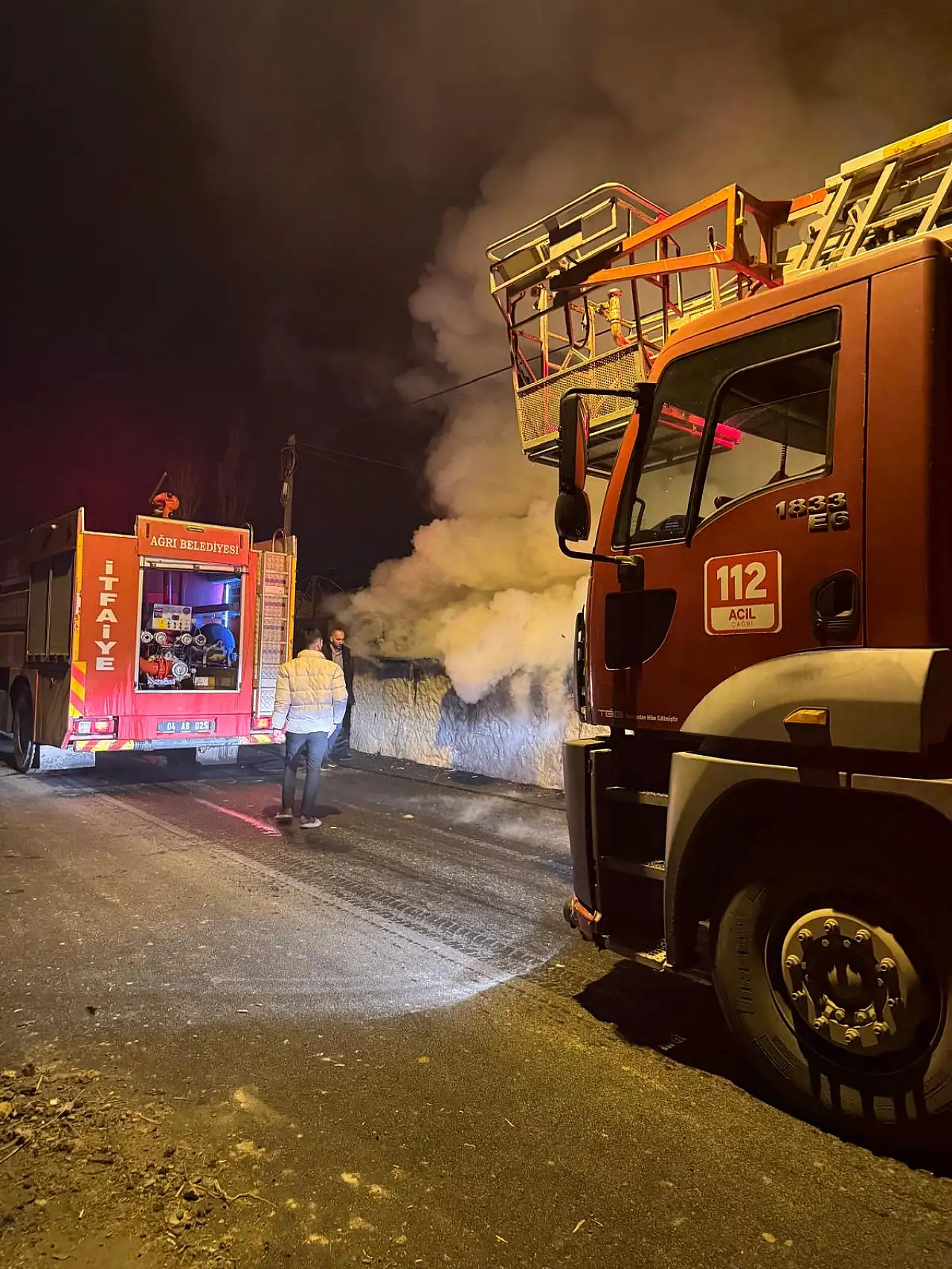 Ağrı'da mahalleliyi korkutan yangın