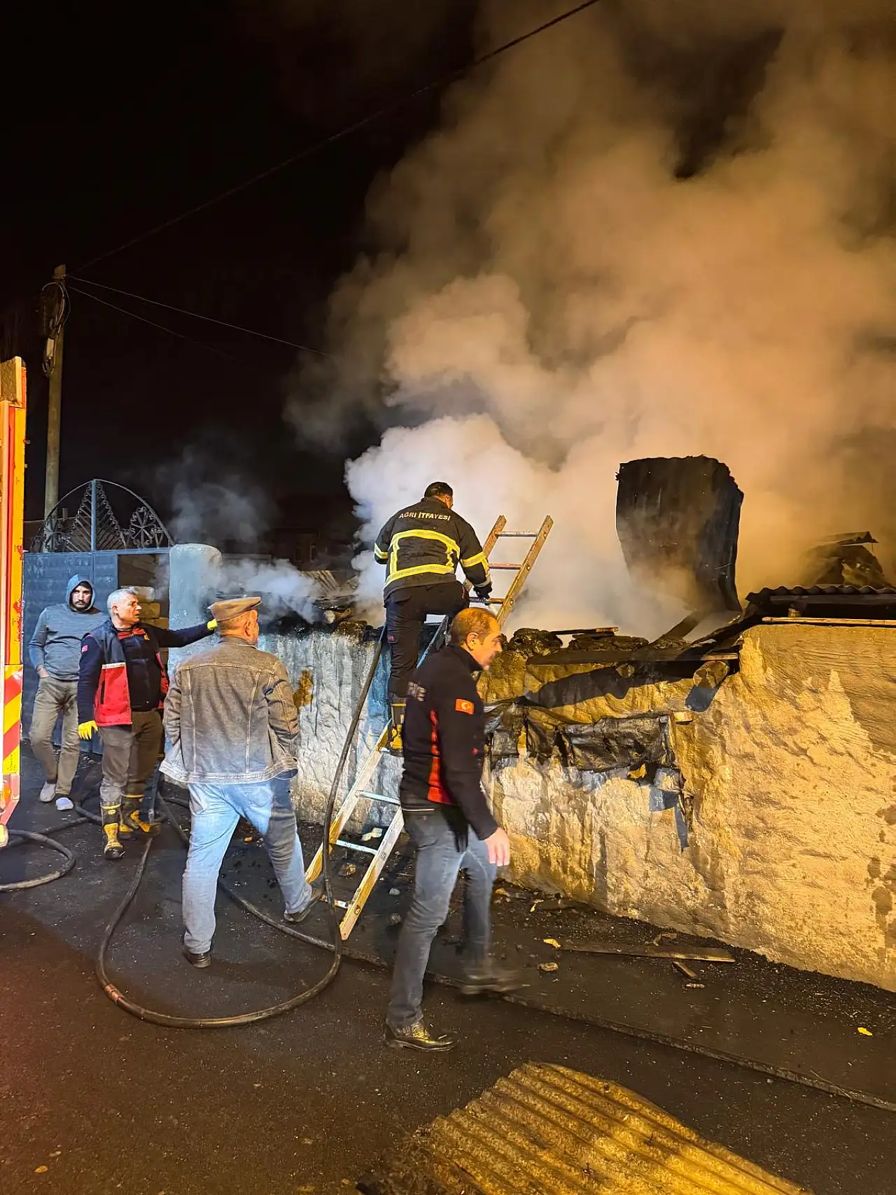 Ağrı'da mahalleliyi korkutan yangın