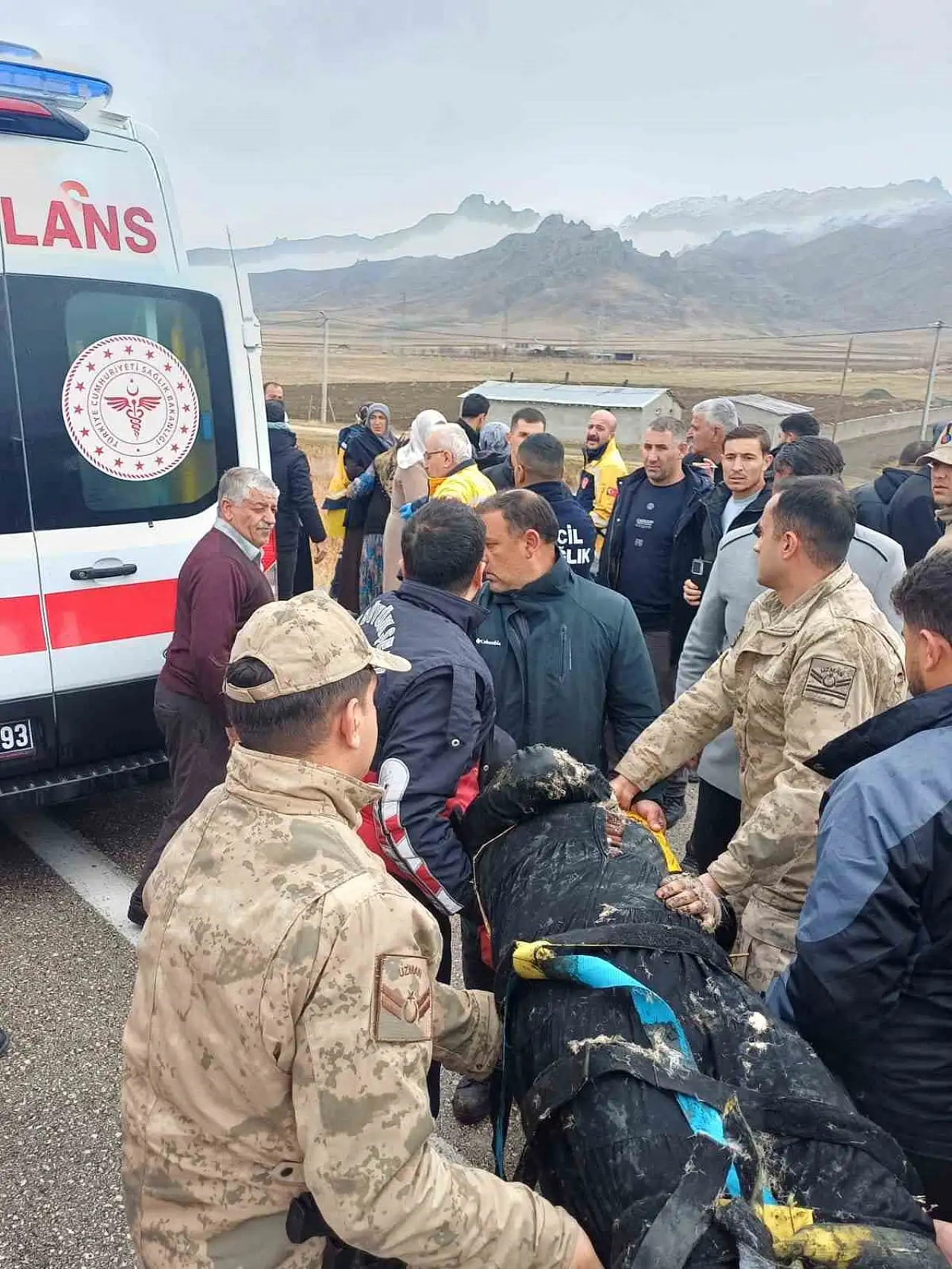 Van'da takla atan araç bataklığa uçtu, 5 yaralı hastaneye kaldırıldı