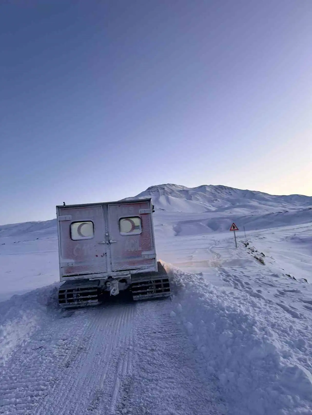 Patnos'ta zamanla yarış: Paletli ambulans 40 günlük bebek için yola çıktı