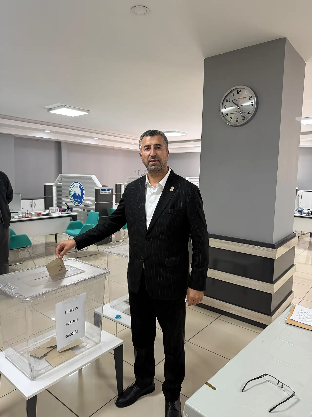 Ağrı Ticaret ve Sanayi Odası'nda başkanlık seçimi başladı! İlk oyu Mehmet Erat kullandı