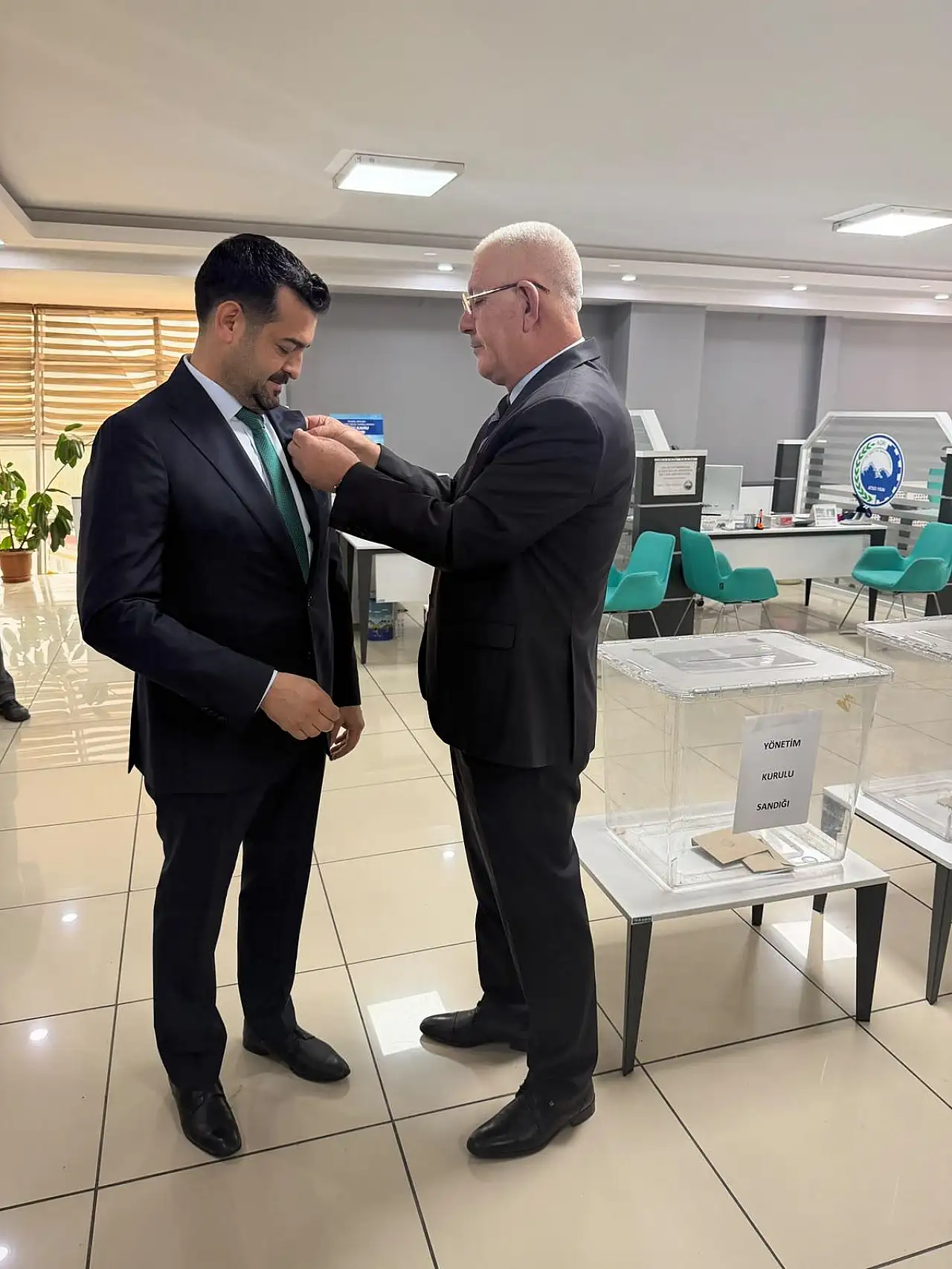 Ağrı Ticaret ve Sanayi Odası'nda başkanlık seçimi başladı! İlk oyu Mehmet Erat kullandı