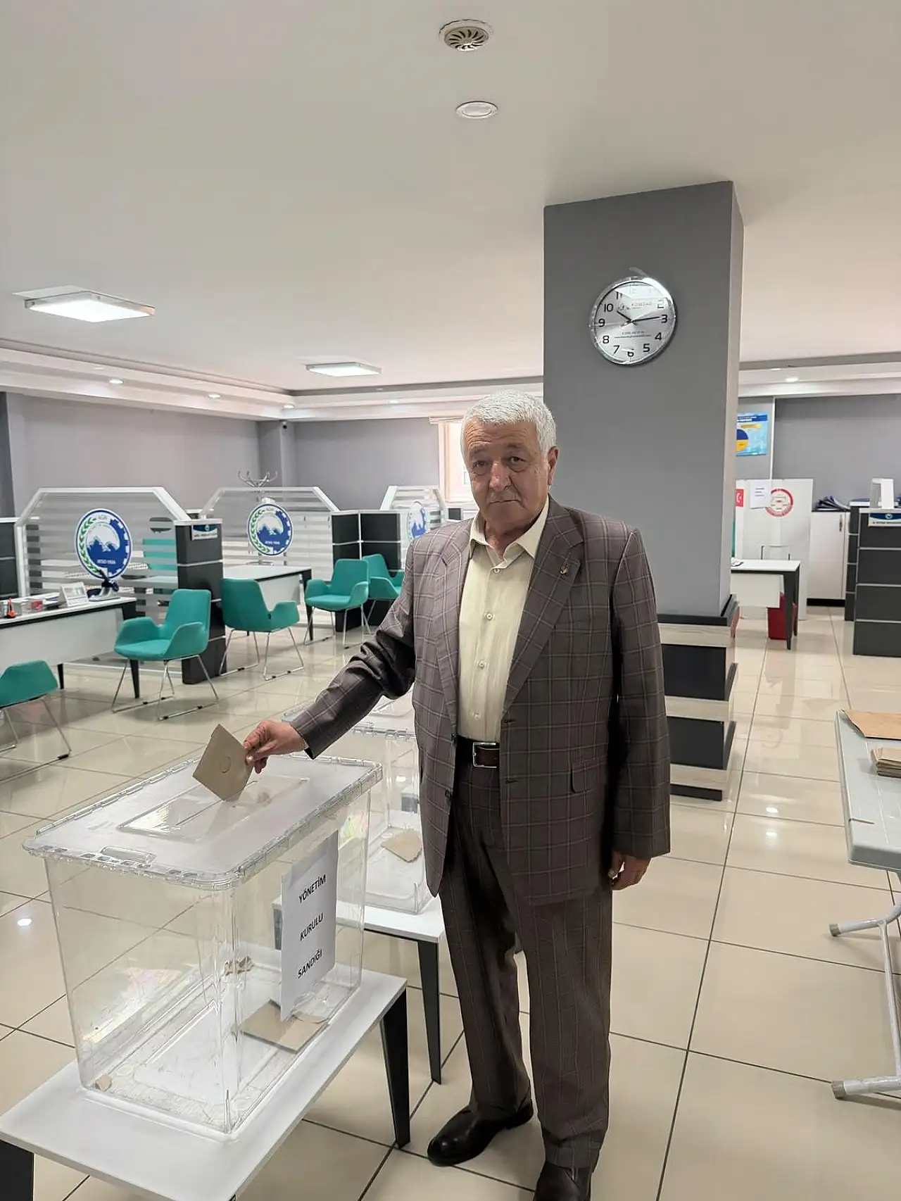 Ağrı Ticaret ve Sanayi Odası'nda başkanlık seçimi başladı! İlk oyu Mehmet Erat kullandı