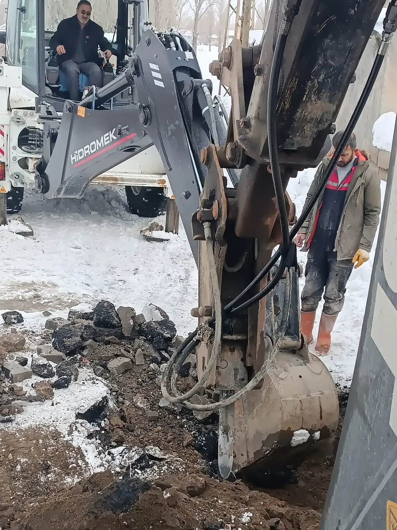 Soğuk havaya rağmen su ve kanal hatlarındaki arızalar gideriliyor