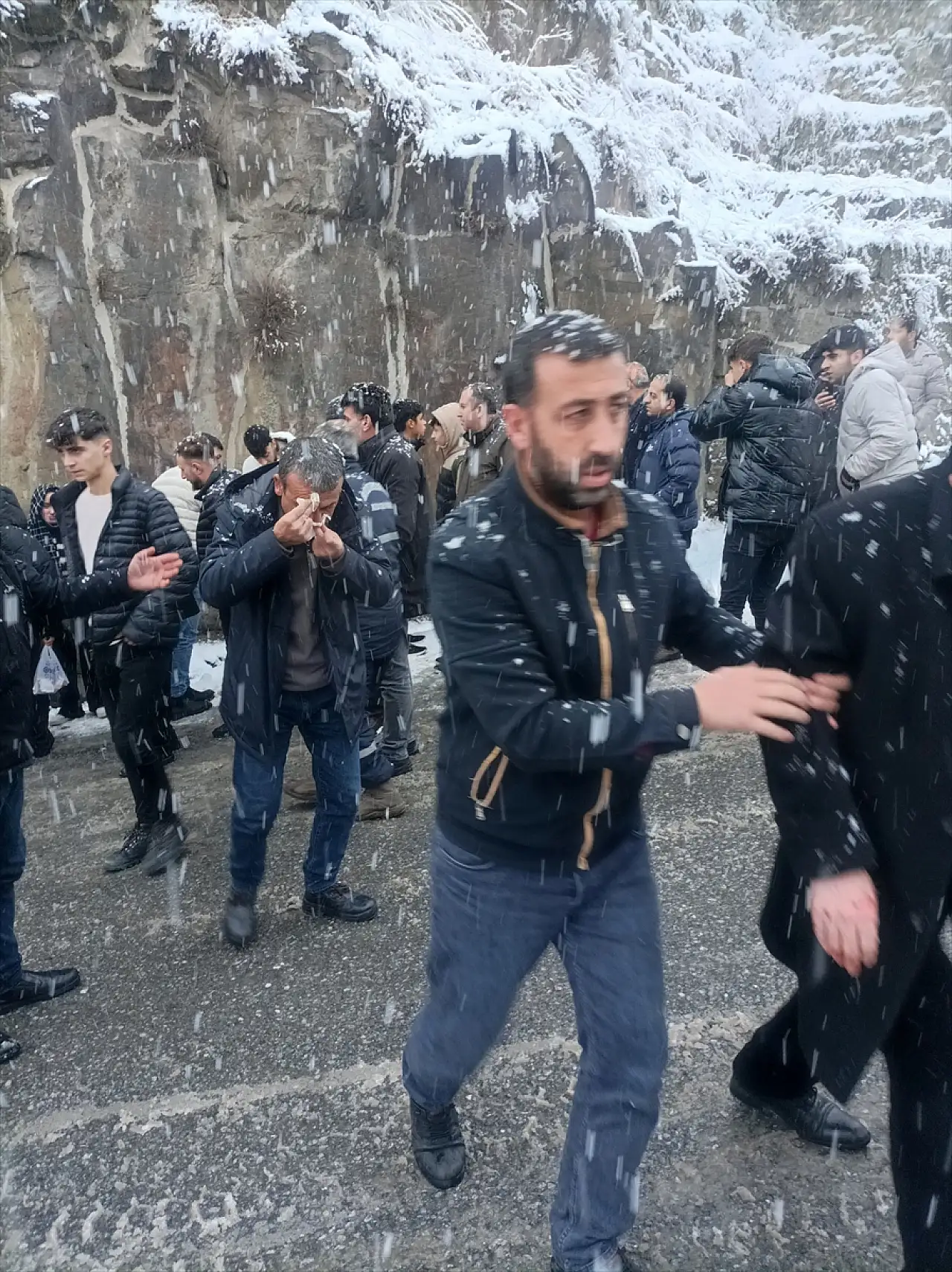 Bitlis'te halk otobüsü kale duvarına çarptı: 4 yaralı