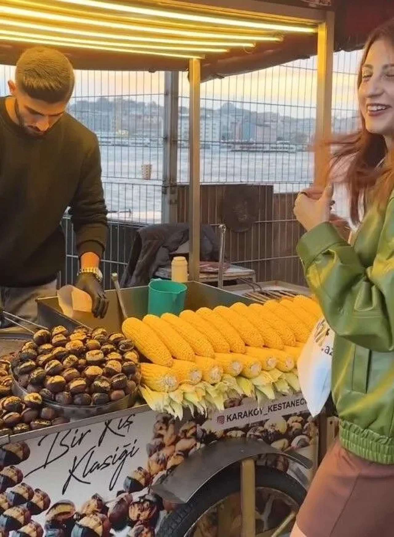 Turistler Onunla Fotoğraf Çekmek İçin Sıraya Giriyor: Ağrılı Kestaneci Alper Temel İstanbul'da Gündem Oldu!