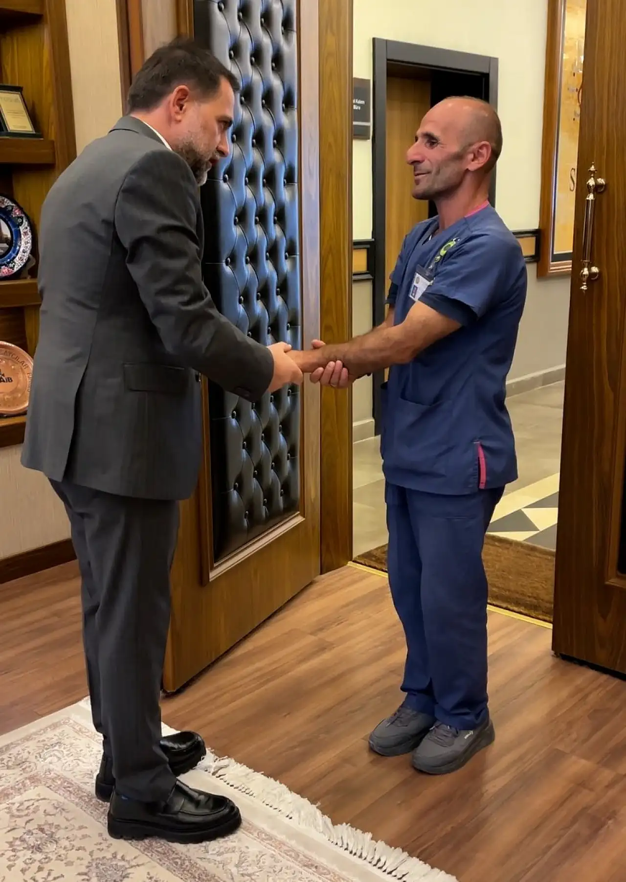 Fenomen Çoban Şahin Dürlü, Belediye Başkanı Uçar'ı ziyaret etti, sıcak anlar sosyal medyada ilgi gördü