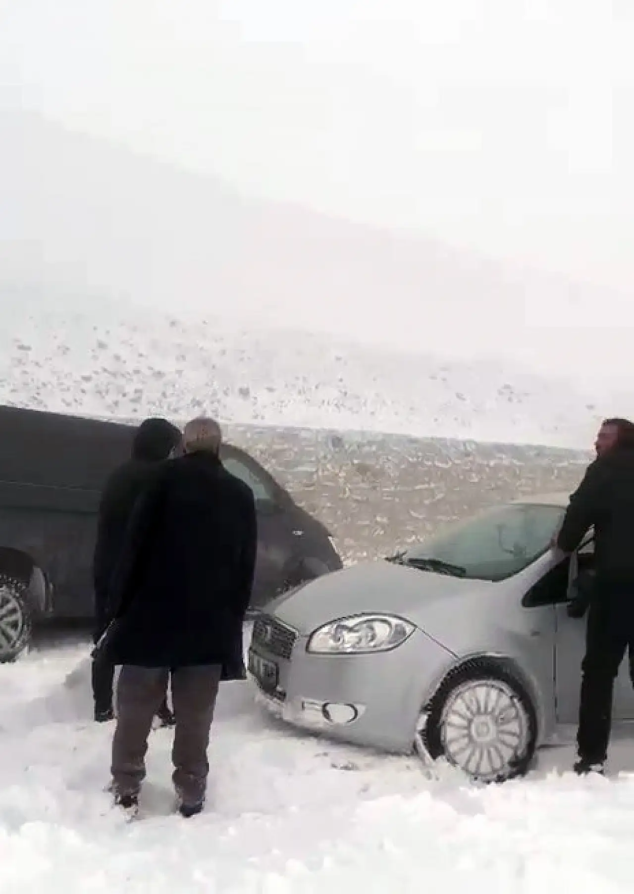 Erzurum'da kar yağışı sürücüleri zor durumda bıraktı, buzlanma uyarısı yapıldı!
