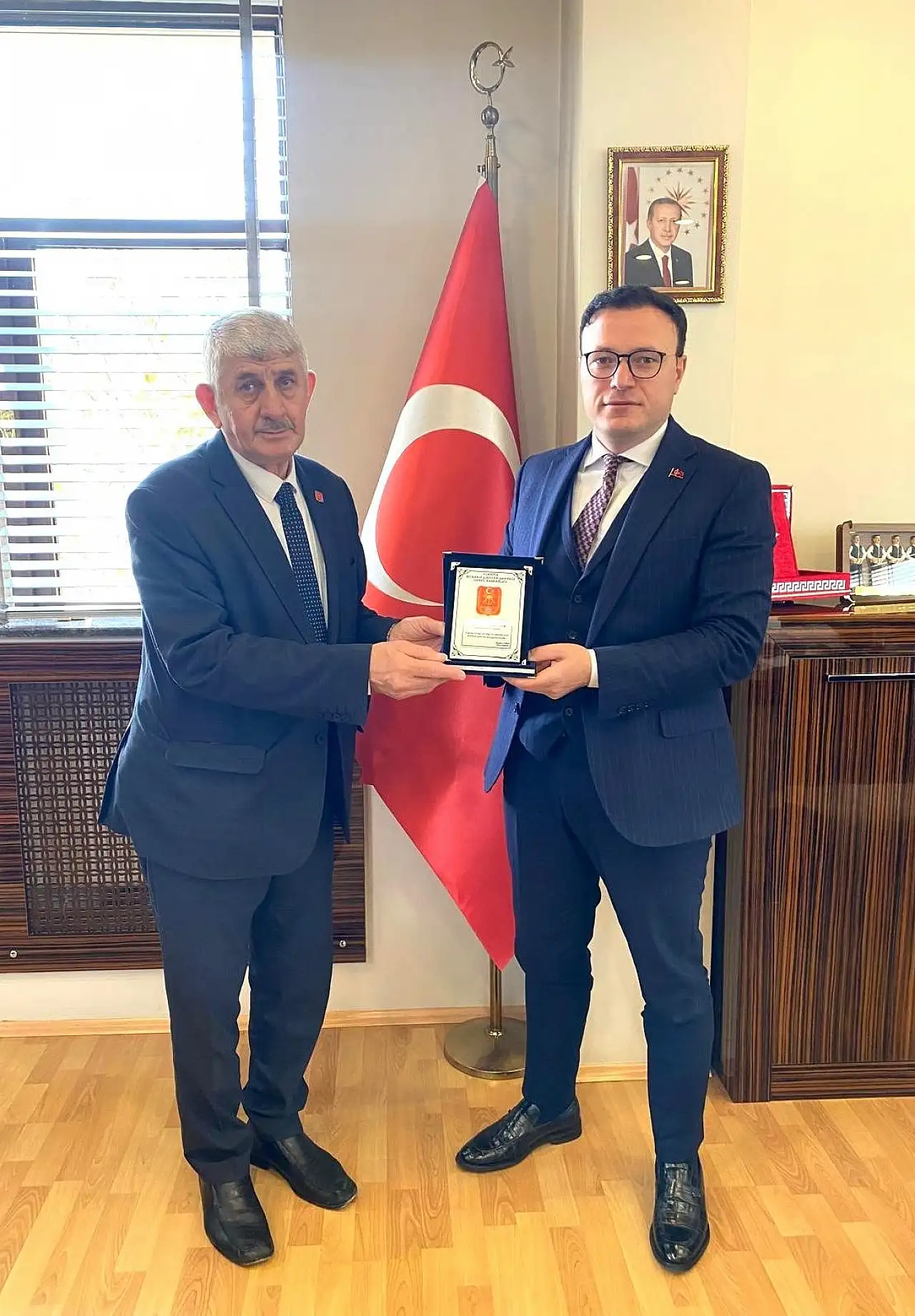 Gazilere nezaket ziyaretleri onurlarını yaşatmak adına plaket takdimi gerçekleştirildi