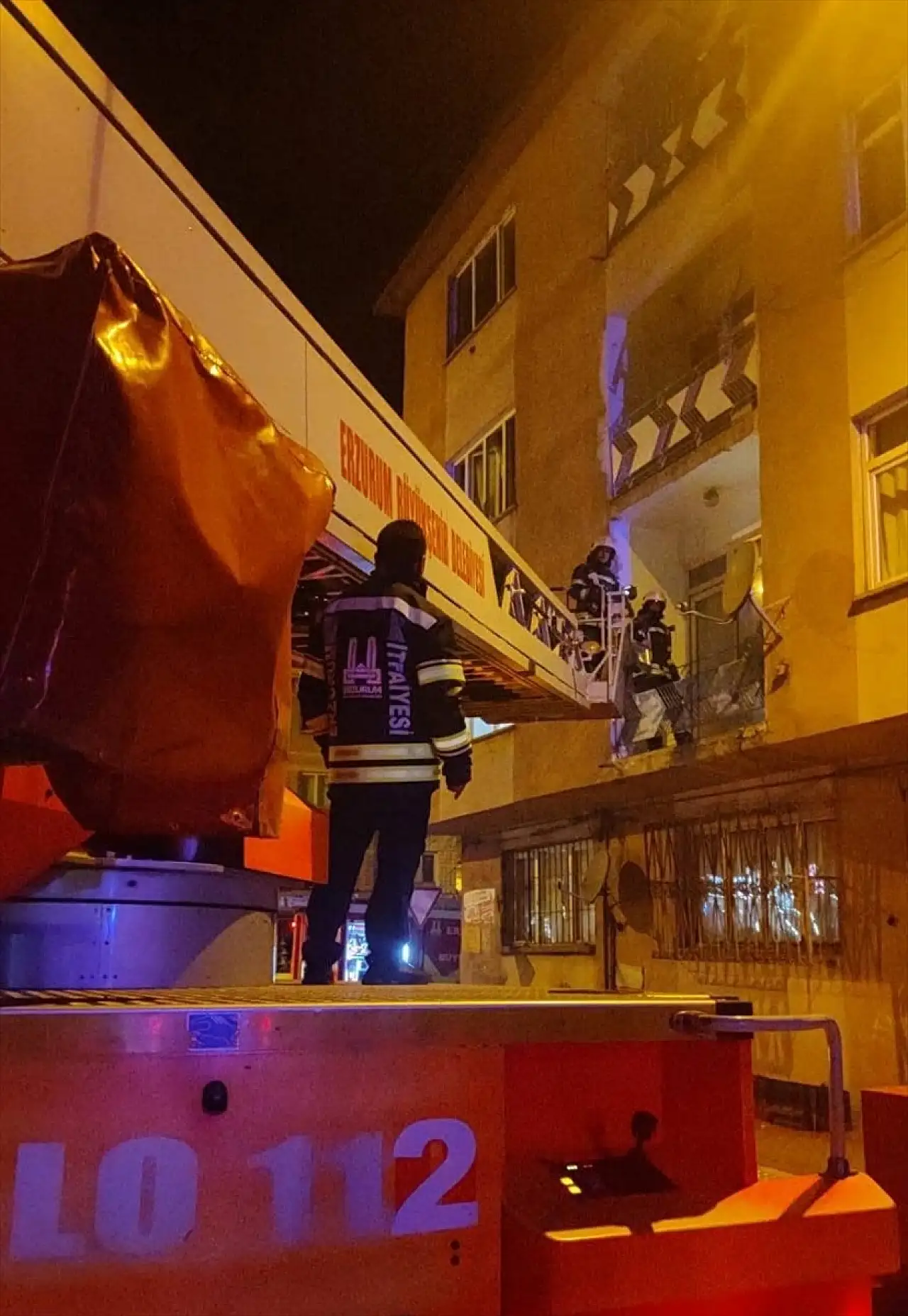 Erzurum'da apartmanda çıkan yangından 10 kişi etkilendi