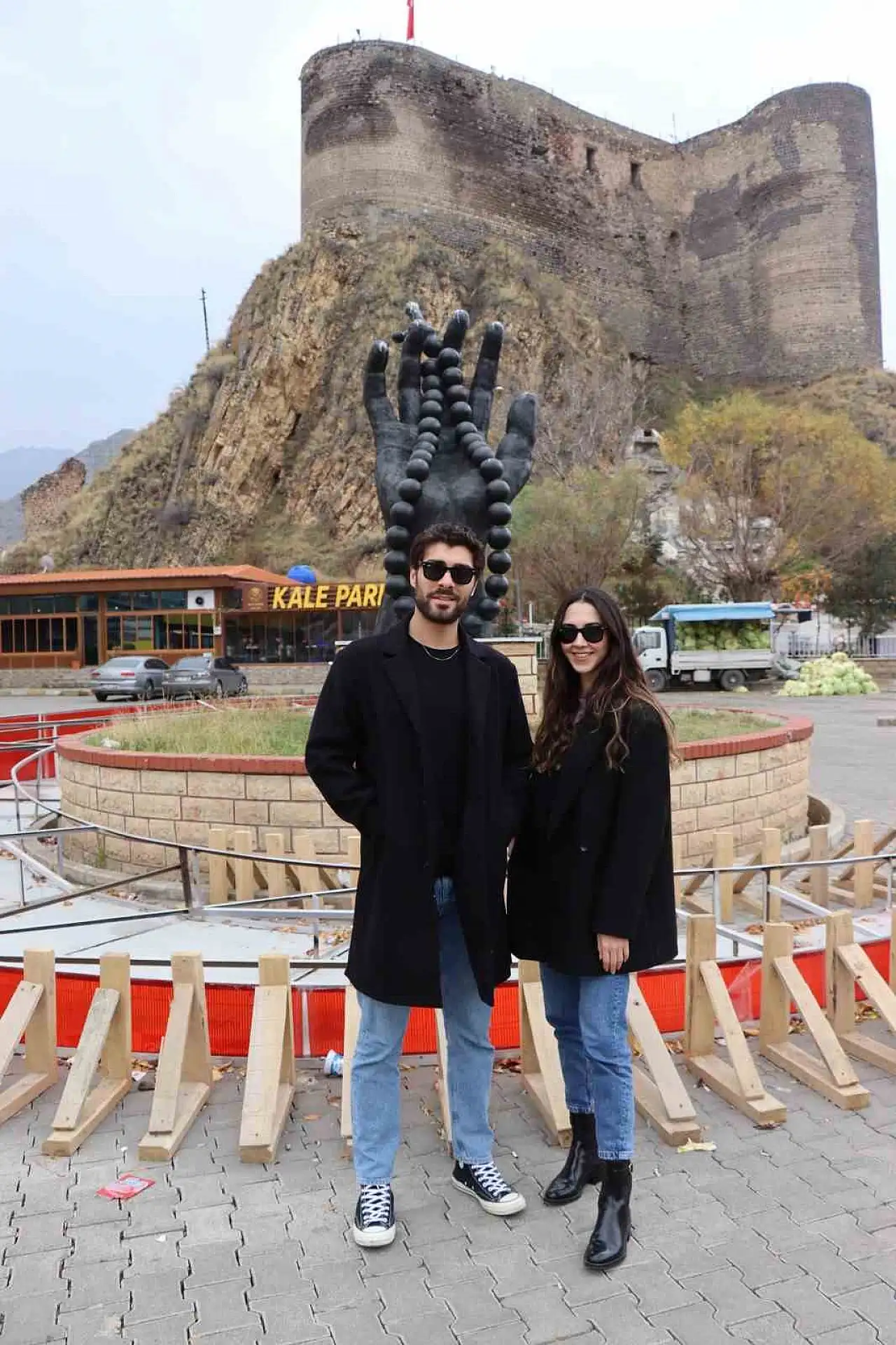 Ali Öner ve nişanlısı Oltu'da tarihi ve kültürel bir keşfe çıktı