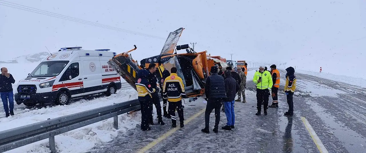 Van–Ağrı karayolunda kaza: Kar küreme aracı devrildi, 2 kişi hayatını kaybetti