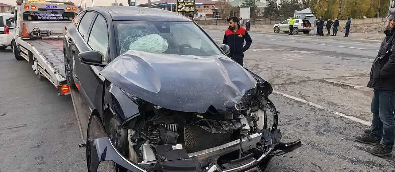 Ağrı'da kırmızı ışık ihmali can yakıyordu: Başhekim ve eşi kazadan hafif yaralı kurtuldu