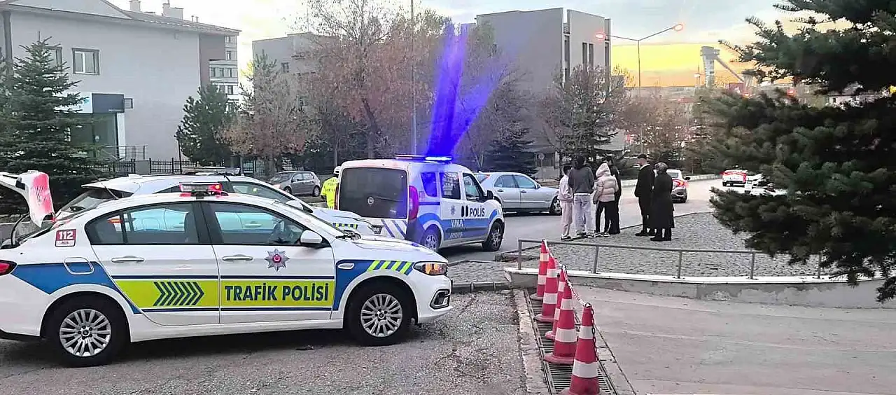 Erzurum'da Trafik Kazası: 3 Yaralı, Araçlarda Maddi Hasar Oluştu
