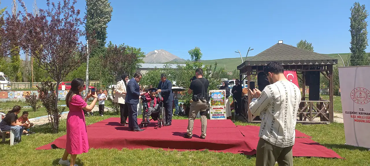 Evde eğitim gören Ahmet Göktaş'ın karne sevincine protokol ortak oldu