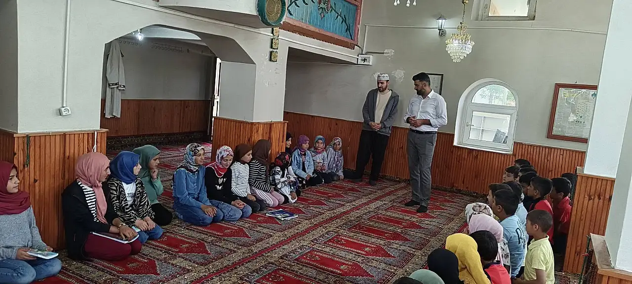 Taşlıçay Müftüsü Özmen Yaz Kur'an Kursu öğrencileriyle buluştu