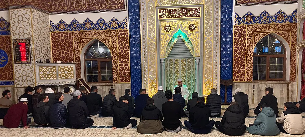 Ağrı'da gençler Hacı Halis Ünsal Camii'nde sabah namazında buluştu