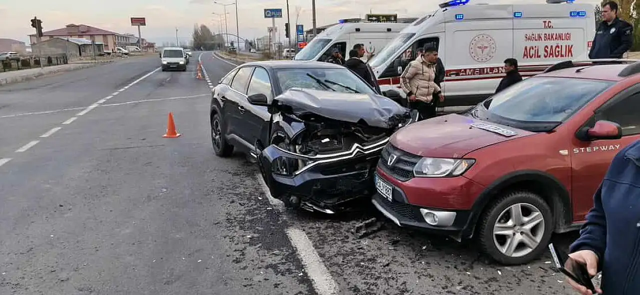 Ağrı'da kırmızı ışık ihmali can yakıyordu: Başhekim ve eşi kazadan hafif yaralı kurtuldu