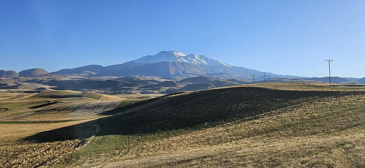 Süphan Dağı'na kar yağdı! 4 bin 58 metrelik zirve beyaza büründü