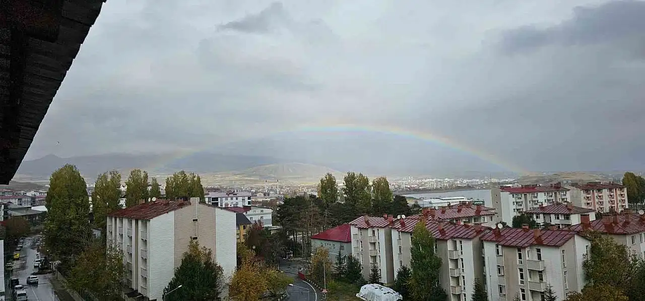 Tatvan'da Yağmur Sonrası Gökkuşağı, Van Gölü Üzerinde Büyüleyici Bir Manzara Oluşturdu