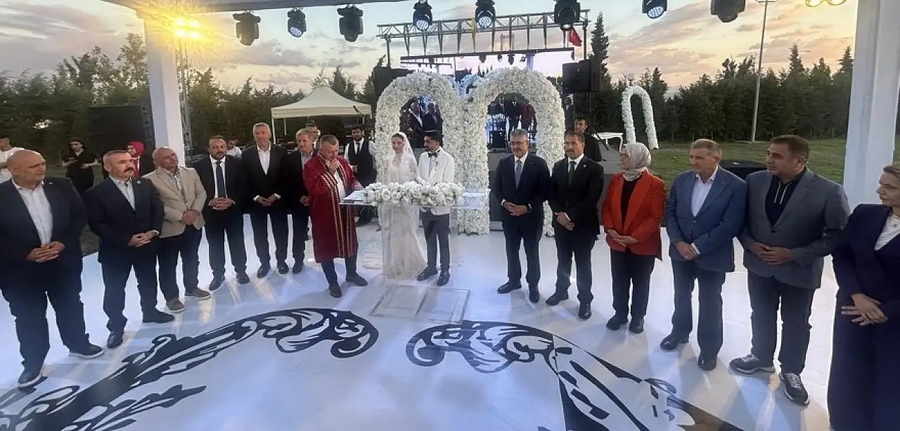 Ağrılı başkanın oğlunun düğününde nikâh cüzdanını Ağrılı vekil verdi